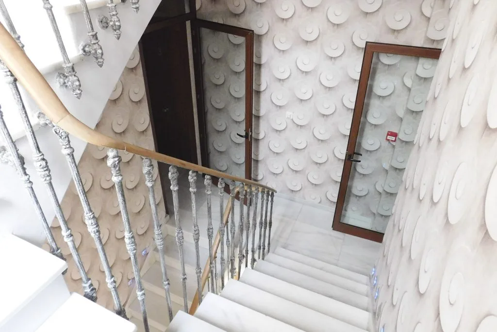 Escalera del edificio histórico del Hotel Cañitas Maite Boutique