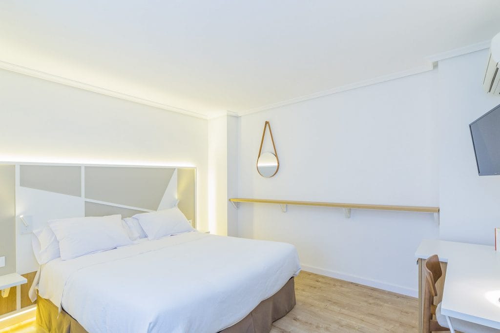 Habitación con cama de matrimonio del Hotel Gastronómico, Casas-Ibáñez