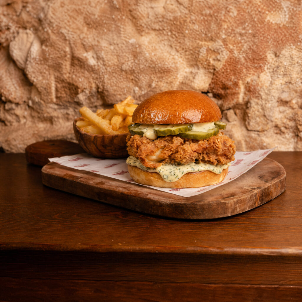 Burger de pollo con patatas en La Taberñita, Casas-Ibáñez