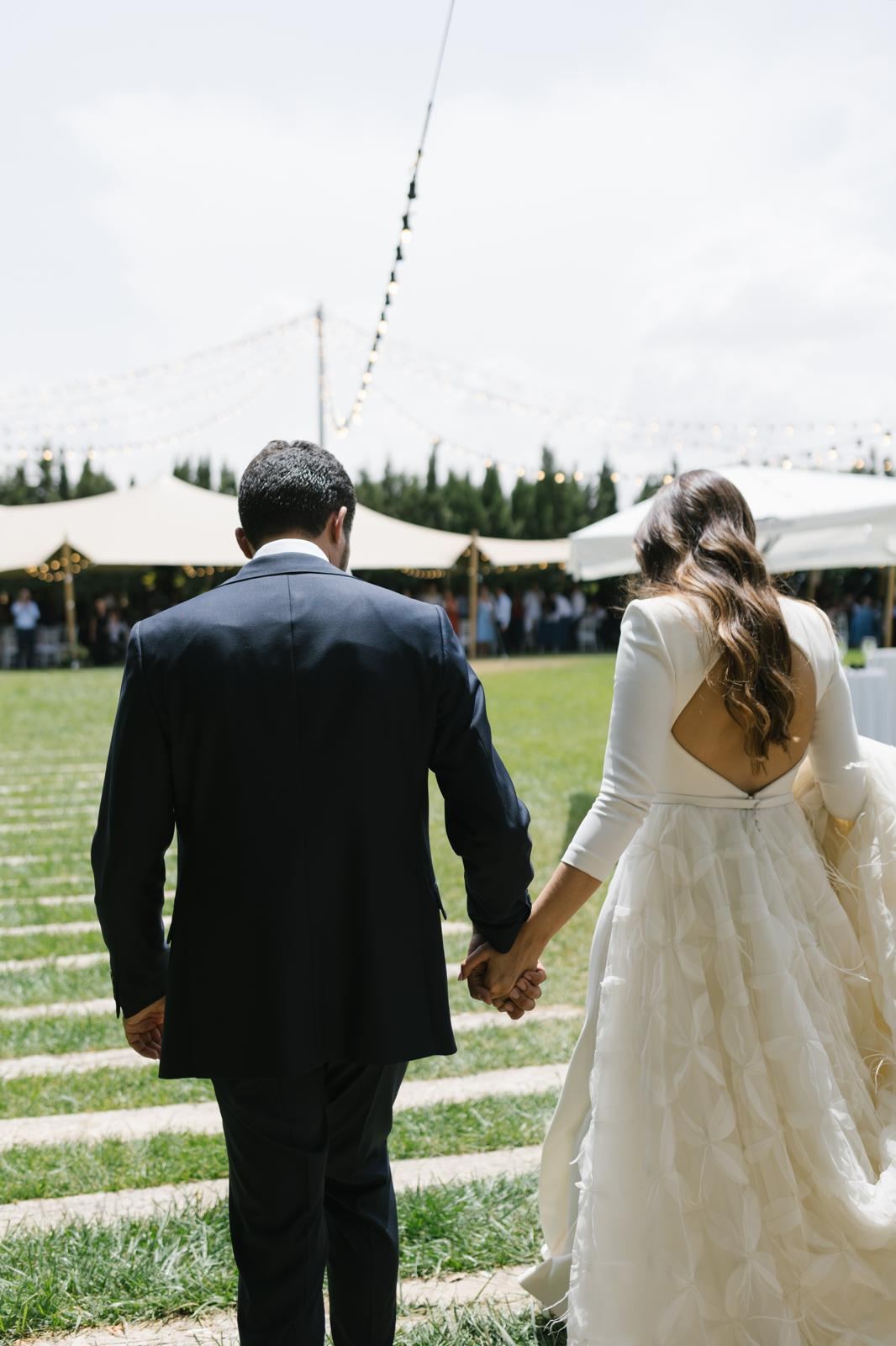 Novios paseando por el jardín de Finca La Huerta