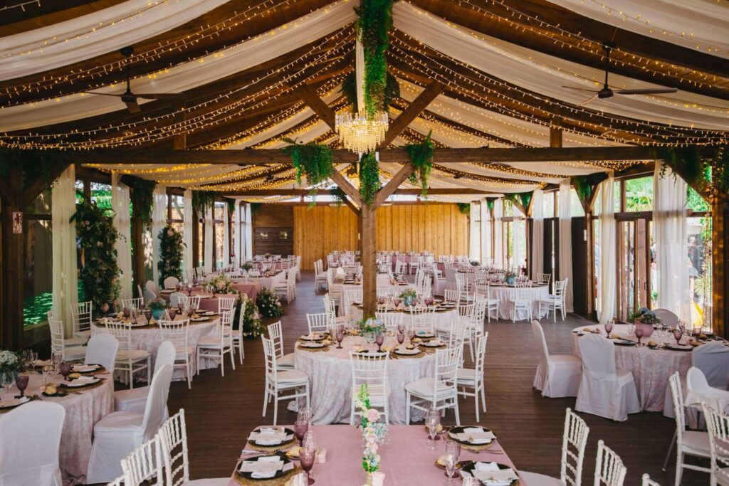 Salón de madera y cristal de Finca La Huerta montado para una boda