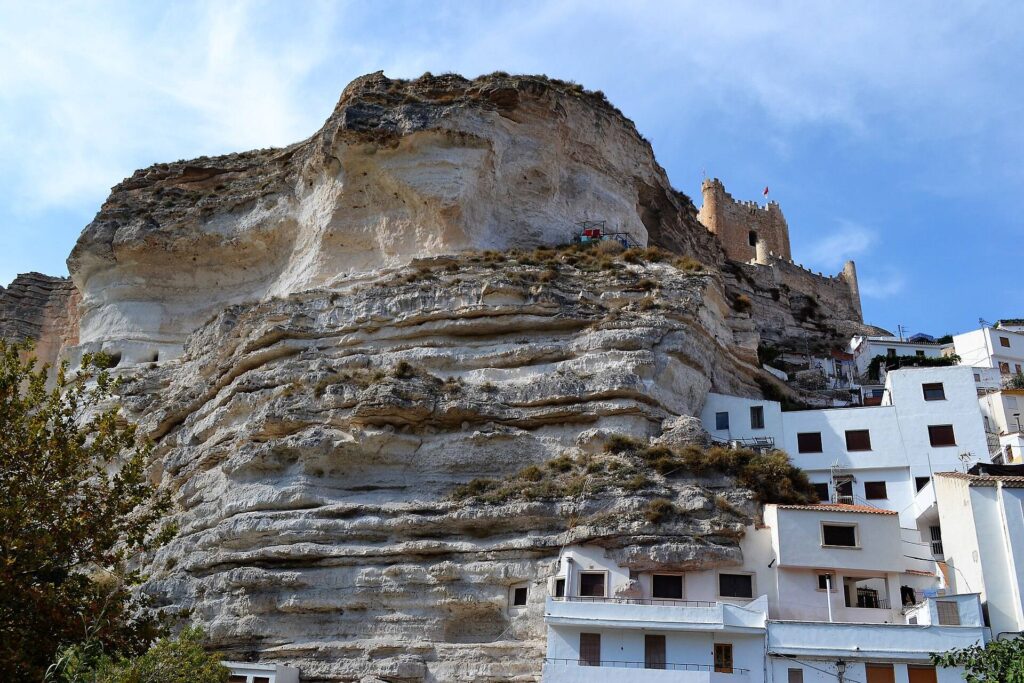 Casas de Alcalá del Júcar excavadas en la roca bajo el castillo