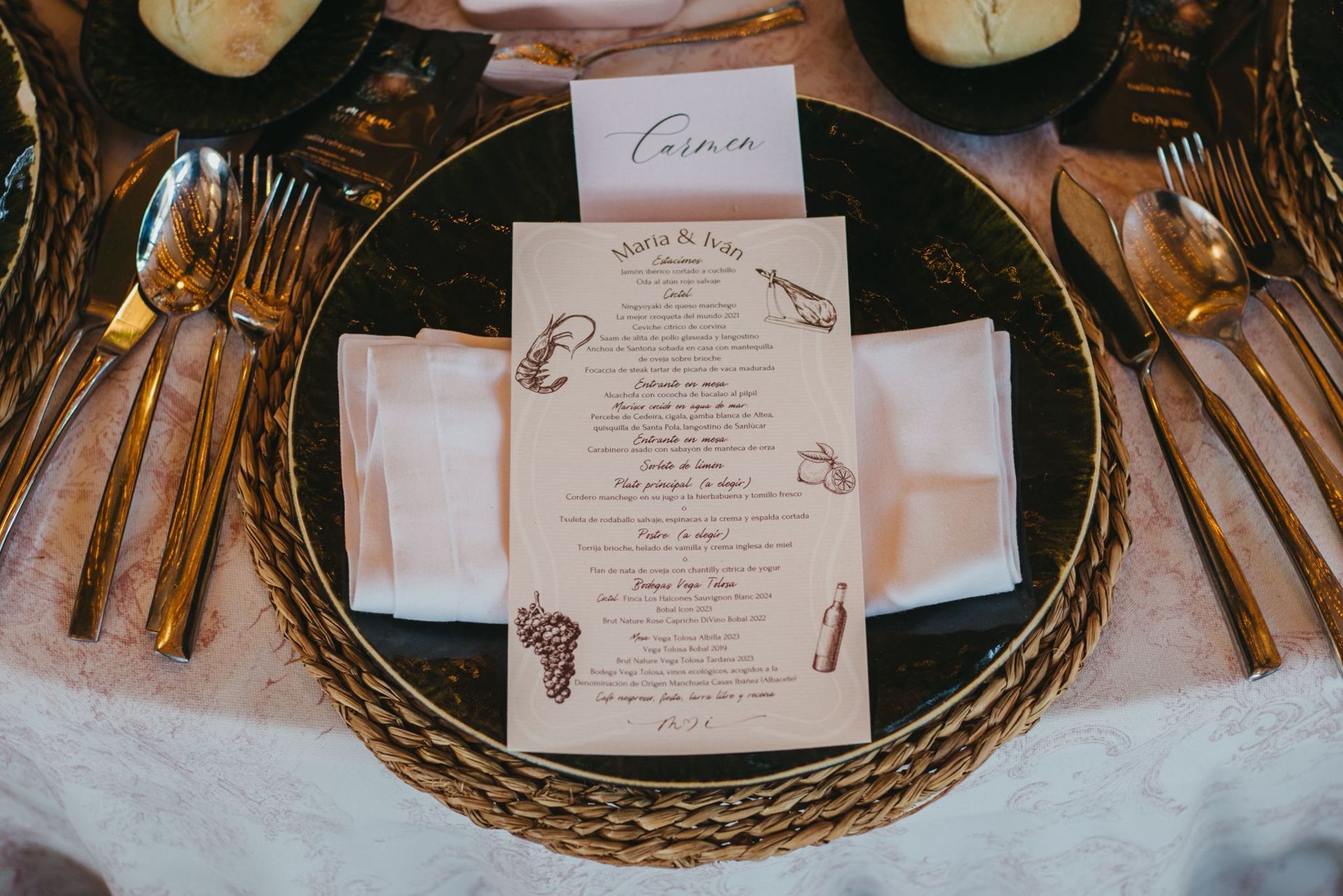 Minuta y montaje de mesa en una boda de Cañitas Eventos
